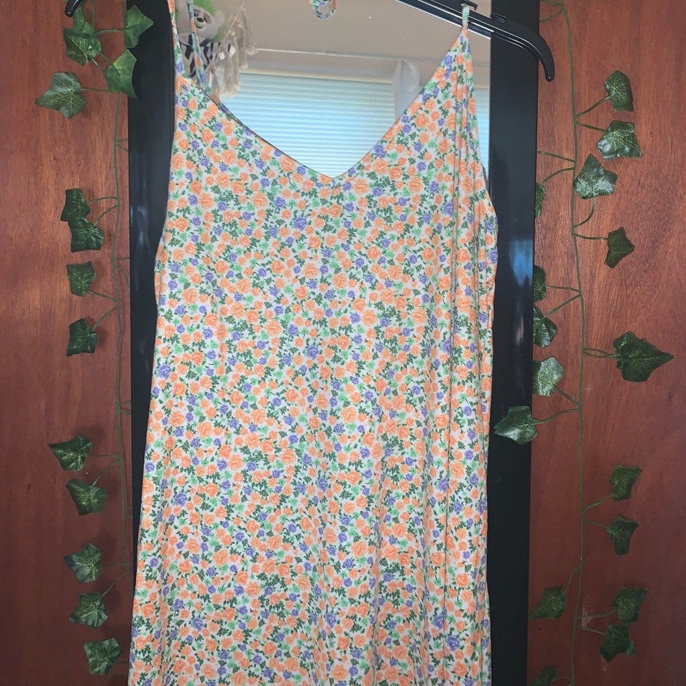 FLORAL BACKLESS DRESS - Picture 2 of 5